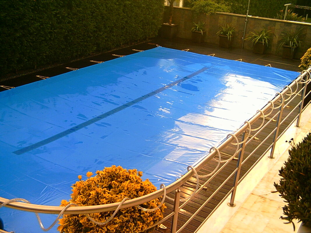 Cobertura para piscina em policarbonato instalada numa piscina retangular